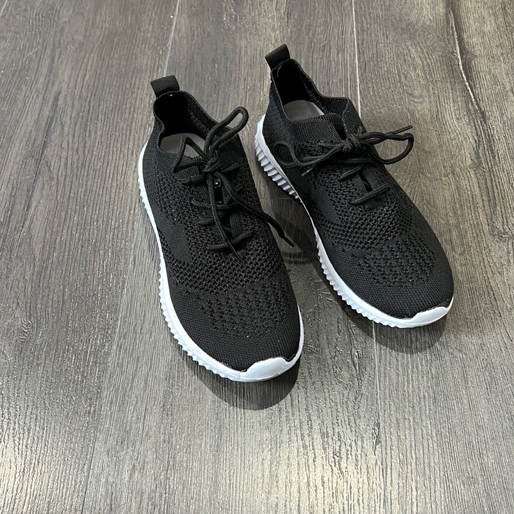 Athletic shoes - Picture 2 of 6